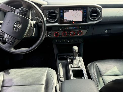 Used 2019 Toyota Tacoma TRD Off-Road image 4