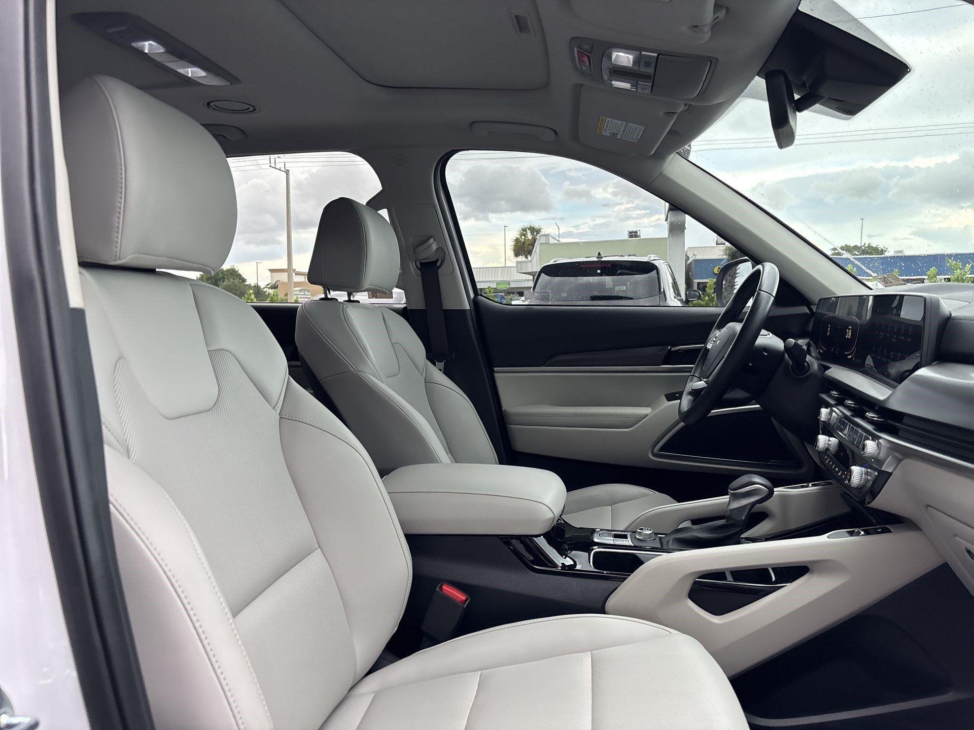Used 2025 Kia Telluride S FWD image 23