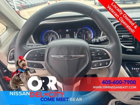Used 2023 Chrysler Pacifica Touring-L FWD image 17