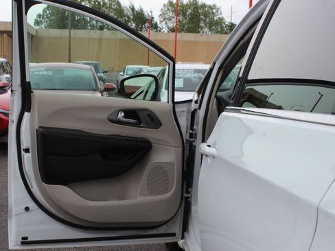 Used 2023 Chrysler Pacifica Touring-L FWD image 18