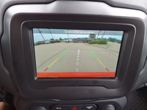 Certified 2019 Jeep Renegade Latitude w/ Cold Weather Group AWD/4WD image 6