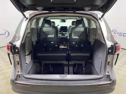 Used 2024 Toyota Sienna XLE image 6
