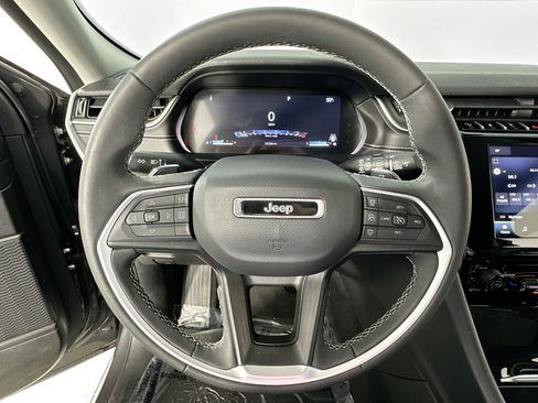 Used 2023 Jeep Grand Cherokee Laredo image 11