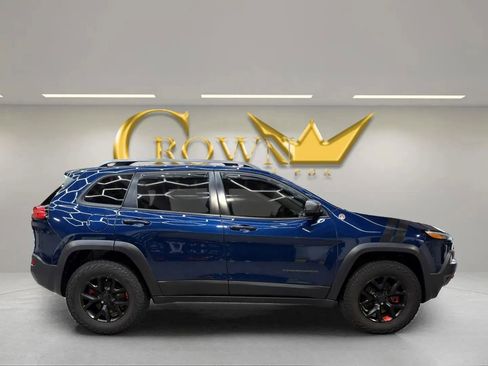 Used 2018 Jeep Cherokee Trailhawk image 6