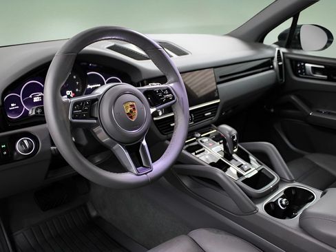Used 2023 Porsche Cayenne AWD/4WD image 2