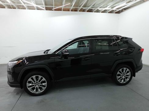 Used 2023 Toyota RAV4 XLE Premium image 8