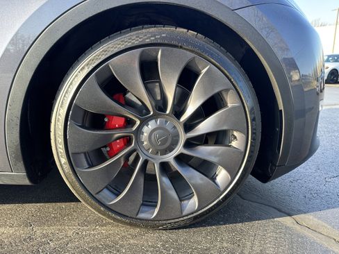 Used 2023 Tesla Model Y Performance image 2