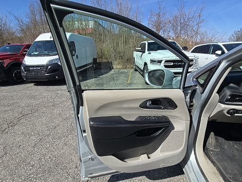 Used 2022 Chrysler Pacifica Touring-L image 20