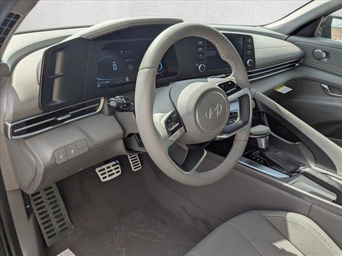 Used 2025 Hyundai Elantra Sport image 3