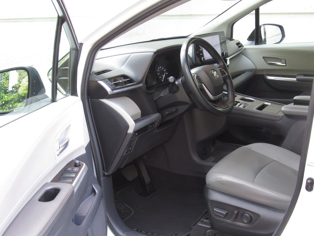 Certified 2024 Toyota Sienna XLE FWD image 9