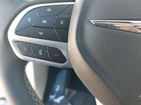 Used 2023 Chrysler Pacifica Touring-L image 19