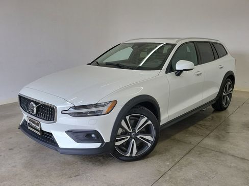 Used 2025 Volvo V60 B5 Cross Country Plus AWD/4WD image 34