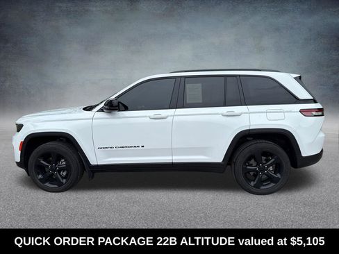 Used 2022 Jeep Grand Cherokee Altitude AWD/4WD image 2