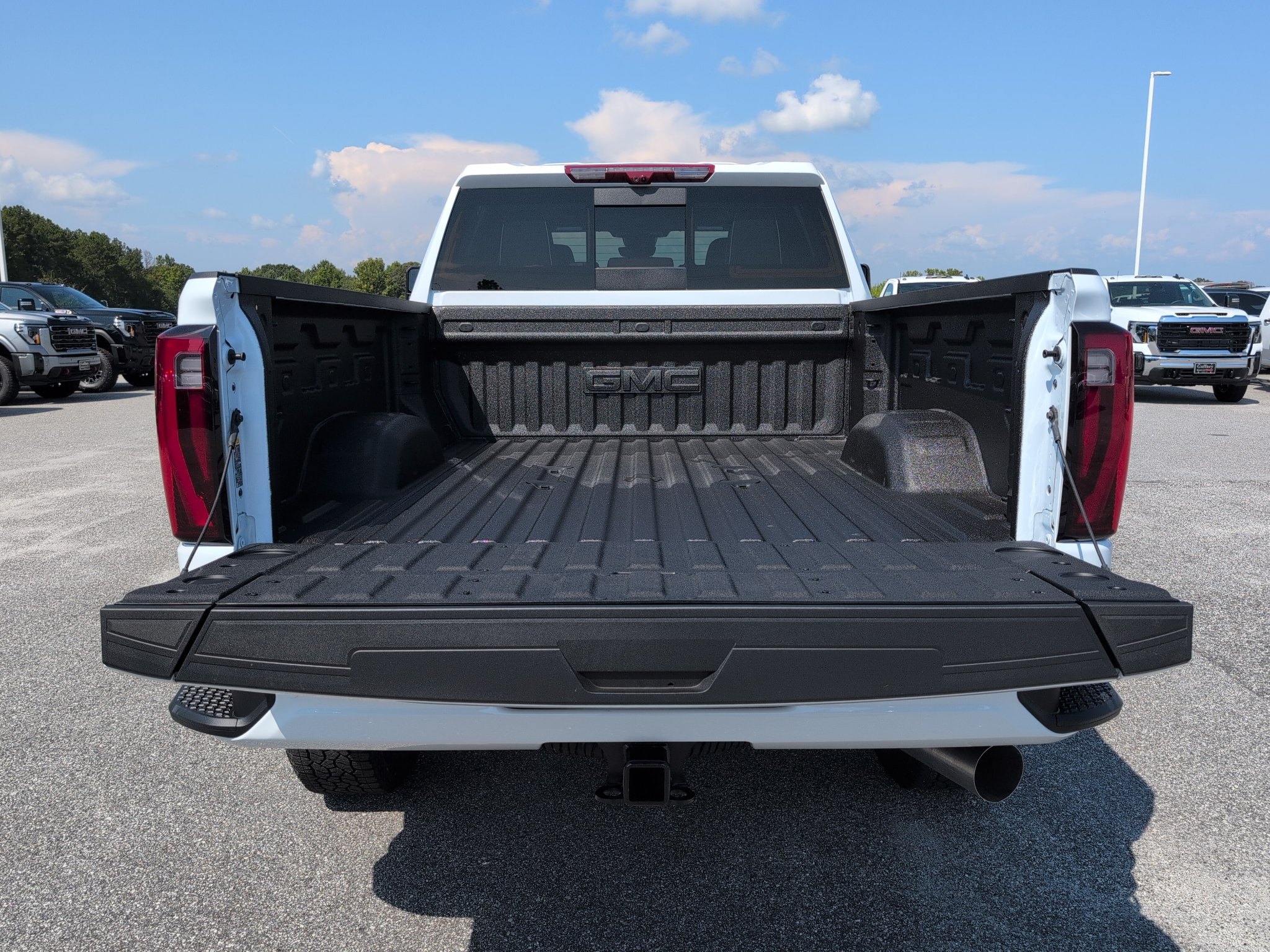 New 2026 GMC Sierra 3500 Denali Ultimate w/ LPO, Black Badging Package AWD/4WD image 8