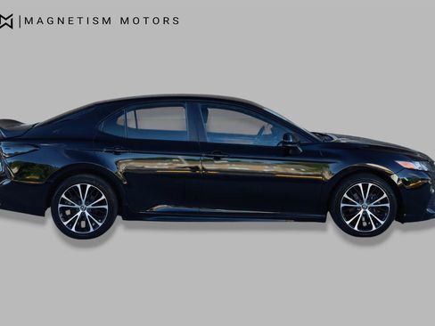 Used 2018 Toyota Camry SE FWD image 2