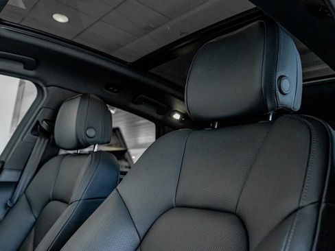 Certified 2025 Porsche Macan image 18