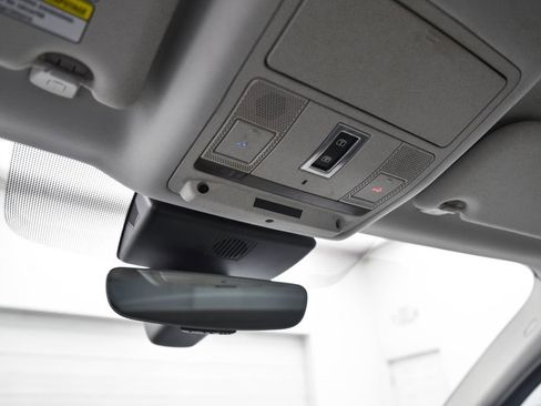 Used 2019 Jaguar E-PACE SE image 18