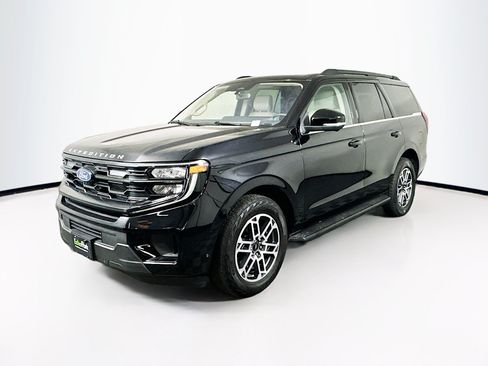 Used 2025 Ford Expedition Active AWD/4WD image 3