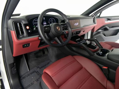 Certified 2025 Porsche Cayenne Coupe AWD/4WD image 9