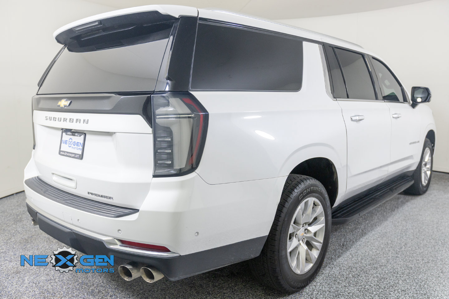 Used 2025 Chevrolet Suburban Premier AWD/4WD image 37