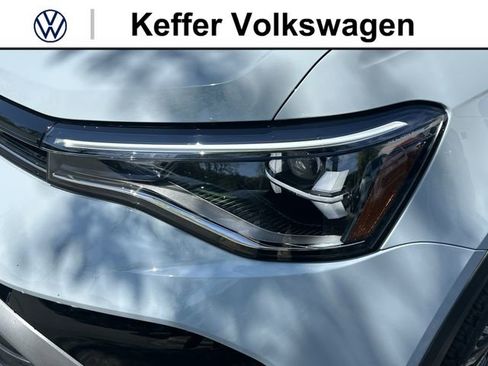 New 2026 Volkswagen Taos SE FWD image 9