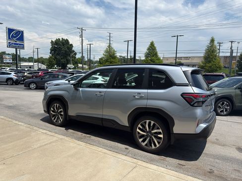 Used 2025 Subaru Forester Touring AWD/4WD image 5