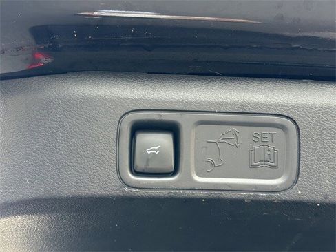 Used 2024 Ford Expedition XLT image 12