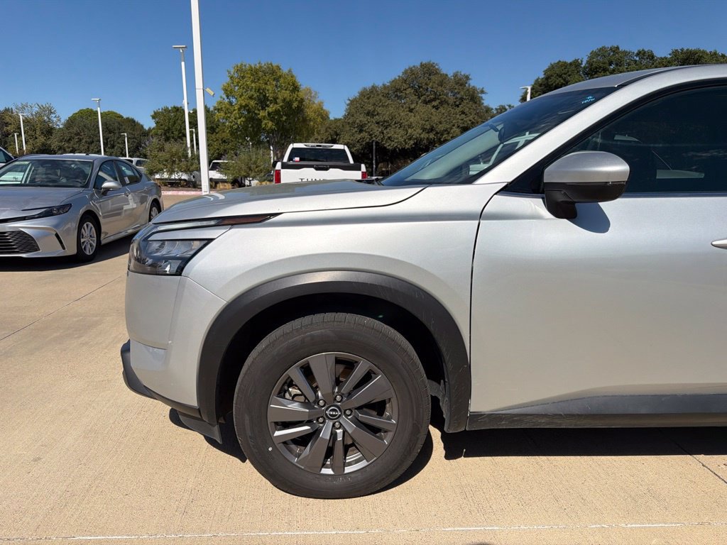 Used 2025 Nissan Pathfinder SV FWD image 2