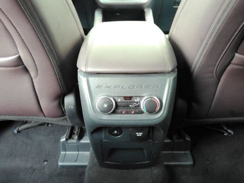 Used 2025 Ford Explorer Platinum w/ LUX Leather Package AWD/4WD image 30