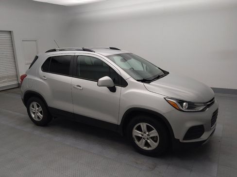 Used 2021 Chevrolet Trax LT w/ LT Convenience Package image 11