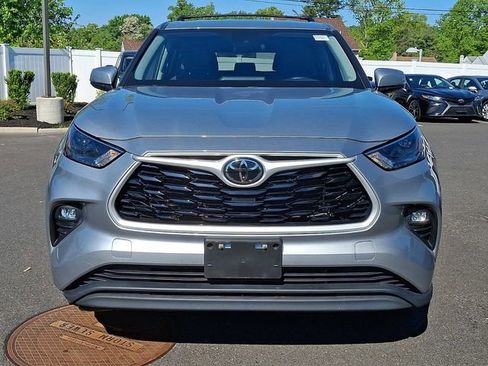 Used 2023 Toyota Highlander LE AWD/4WD image 2