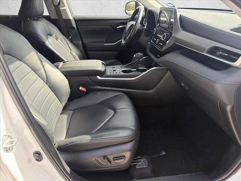 Used 2024 Toyota Highlander XLE FWD image 25