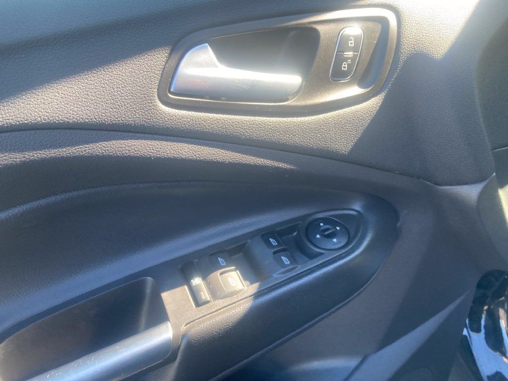 Used 2018 Ford Escape SE w/ SE Sync 3 Package AWD/4WD image 14