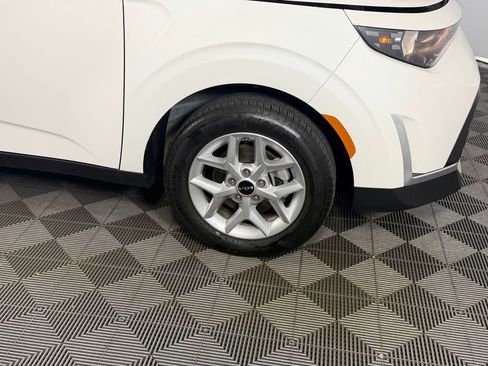 Used 2025 Kia Soul LX w/ LX Technology Package FWD image 14