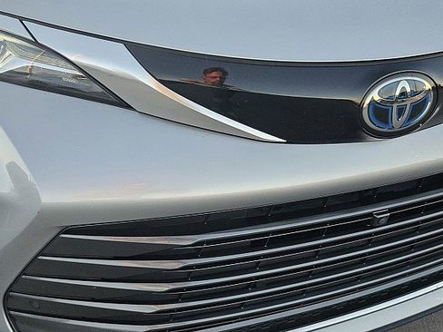 Used 2022 Toyota Sienna Platinum image 3