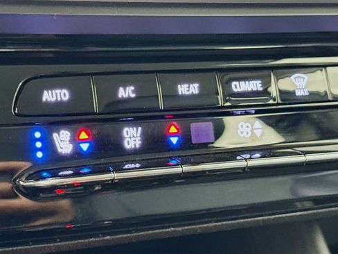 Used 2022 Chevrolet Bolt EUV LT w/ Convenience Package image 20