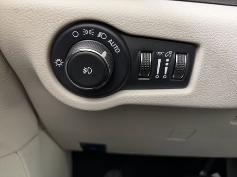 Used 2024 Chrysler Pacifica Limited image 38