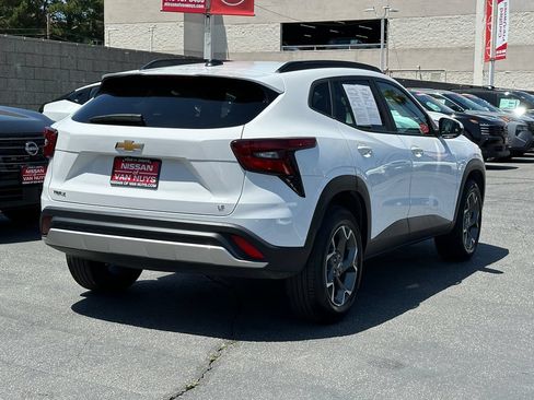 Used 2024 Chevrolet Trax LT FWD image 8