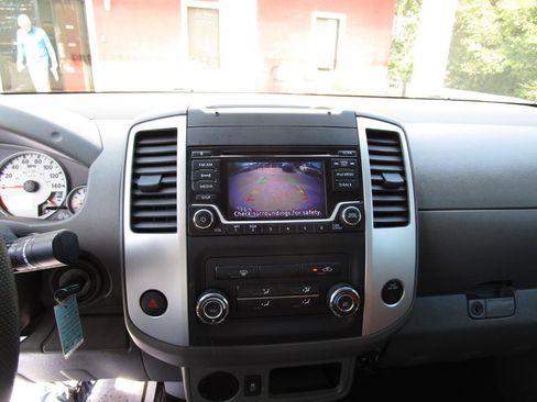 Used 2018 Nissan Frontier SV image 15