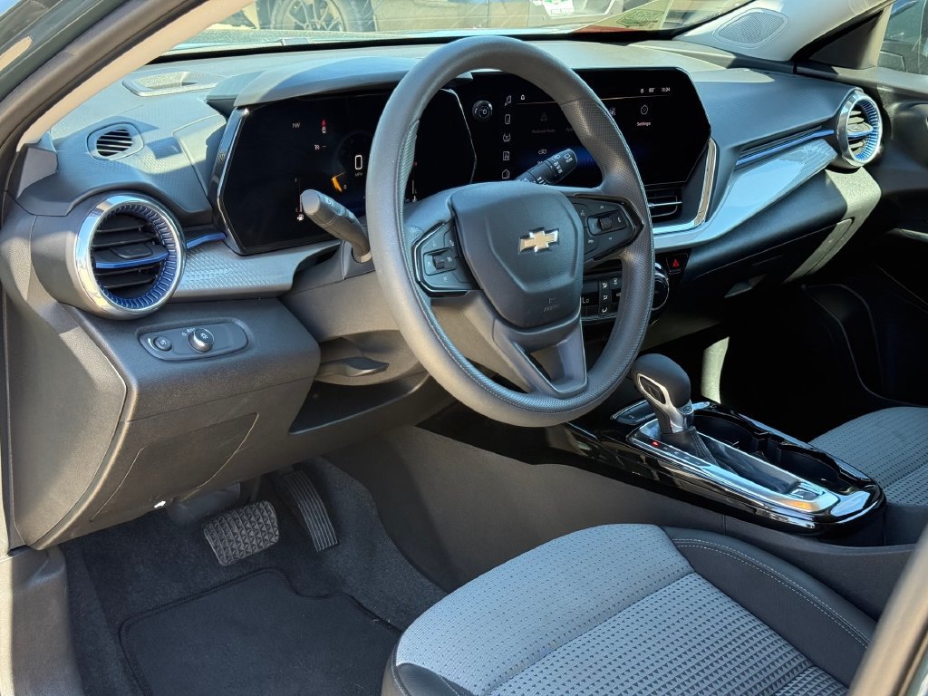 Used 2025 Chevrolet Trax LT FWD image 7