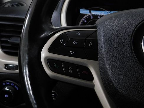 Used 2017 Jeep Cherokee Latitude w/ Comfort & Convenience Group image 41