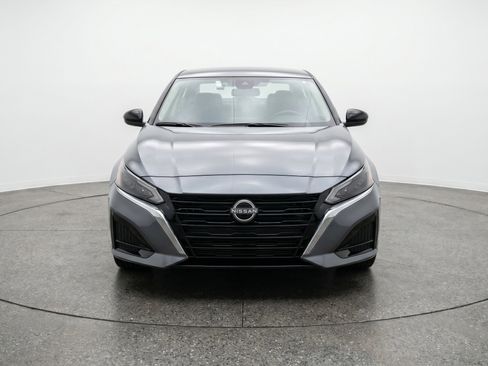 Used 2025 Nissan Altima 2.5 SV FWD image 2