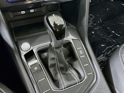 Used 2024 Volkswagen Tiguan SE w/ Panoramic Sunroof Package FWD image 24