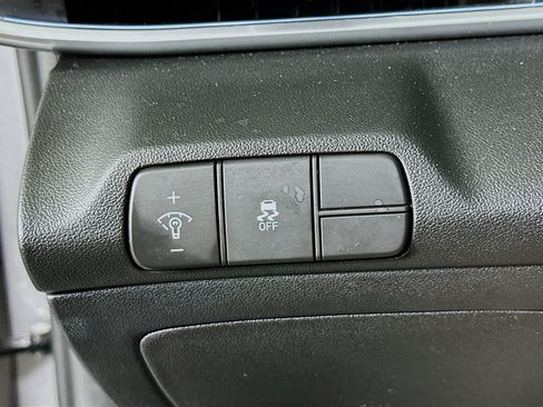 Used 2025 Hyundai Elantra SEL FWD image 17