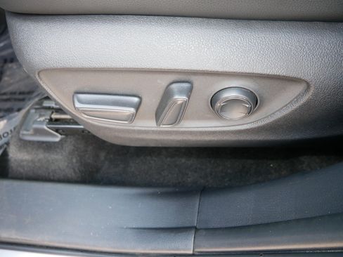 Used 2024 Toyota Highlander XLE AWD/4WD image 19