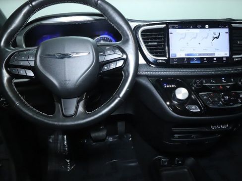 Used 2021 Chrysler Pacifica Touring-L w/ Uconnect Theater Family Group image 29