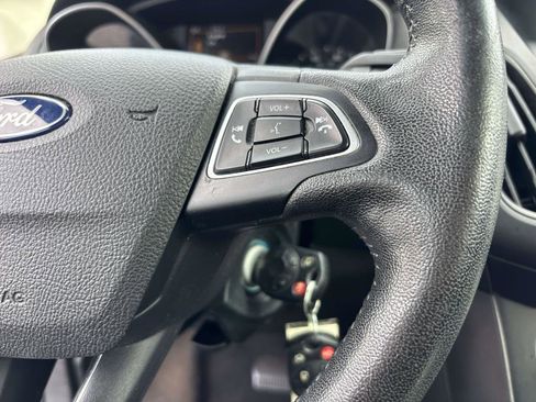 Used 2018 Ford Focus SE w/ SE Appearance Package image 17