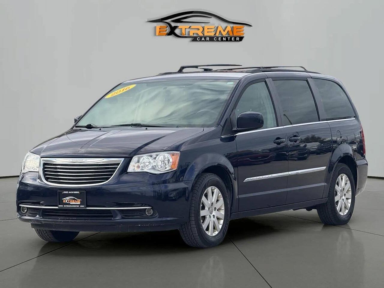 Used 2016 Chrysler Town & Country Touring FWD image 1