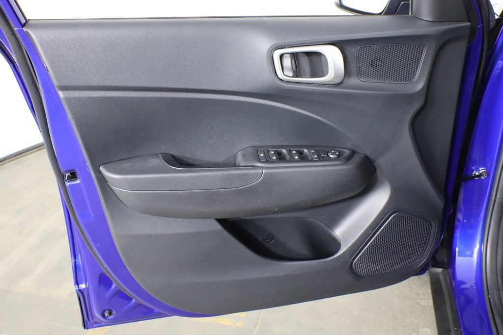 Used 2025 Hyundai Venue SEL FWD image 19