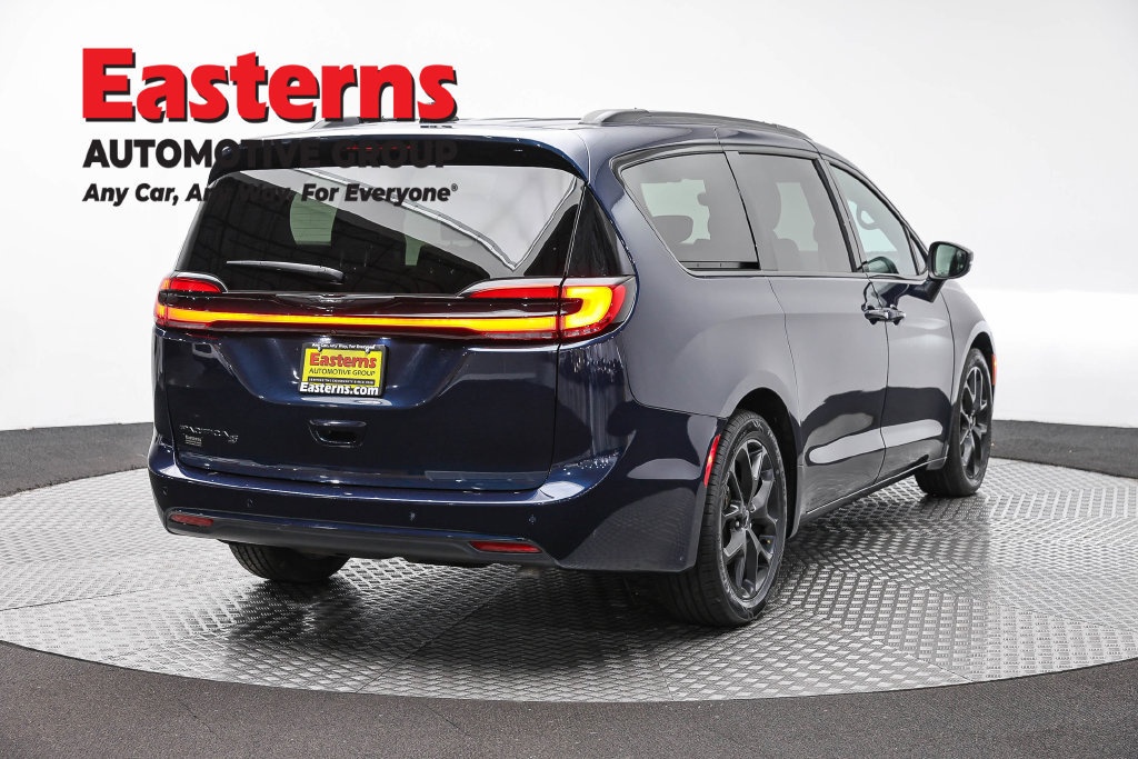 Used 2023 Chrysler Pacifica Touring-L w/ S Appearance Package FWD image 6